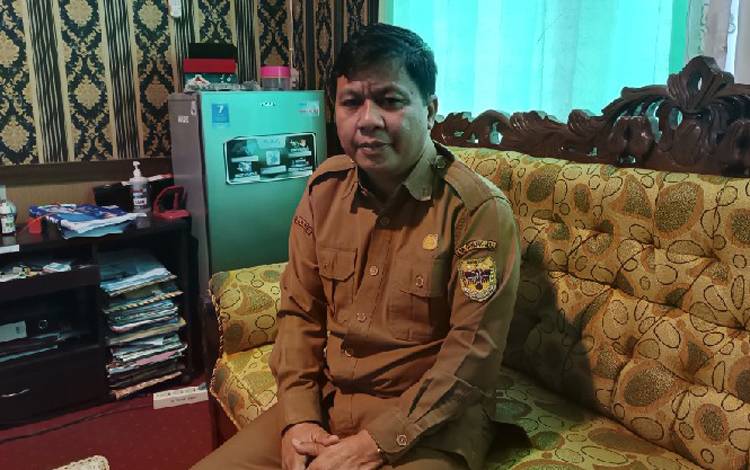 Kepala Dinas Pendidikan Kepemudaan dan Olahraga (Disdikpora) Kabupaten Gunung Mas Esra saat ditemui wartawan beberapa saat lalu (FOTO: RISKA YULYANA) 