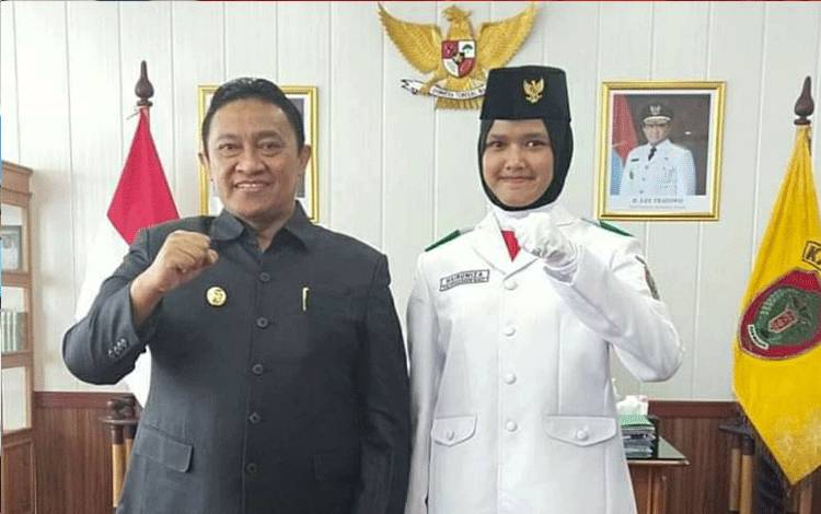 Hairunisa Nurtaza Dewantari calon Paskibaraka Nasional saat foto bersama Wagub Kalteng Edi Pratowo. (FOTO ISTIMEWA)