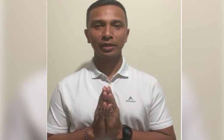 Ajudan Gubernur Maluku, I Ketut Ardana menyampaikan permintaan maaf, karena merampas kamera dan menghapus video wartawan. (ANTARA/HO-tangkapan layar video)