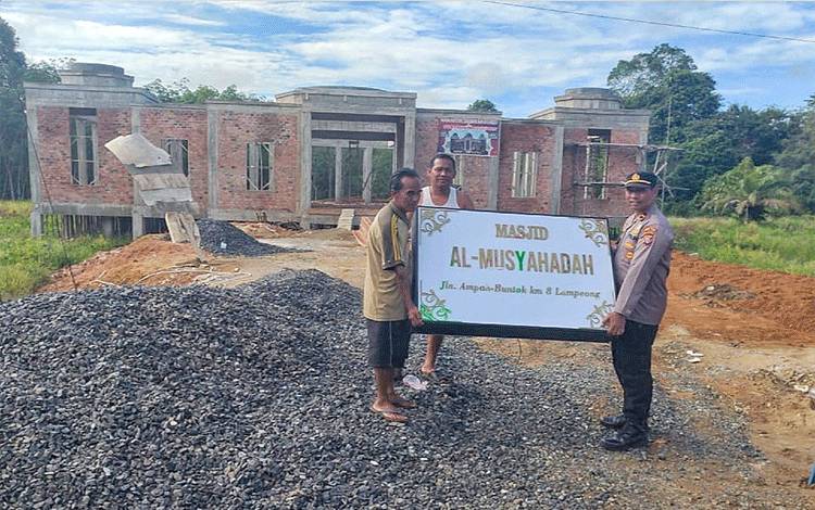 Kapolsek Dusun Tengah Ipda Supriyadi, menyumbangkan papan nama neon box untuk Masjid Al-Musyahadah di Desa Lampeong Kecamatan Pematang Karau, Jumat, 15 Juli 2022. (FOTO: POLSEK DUSTENG)