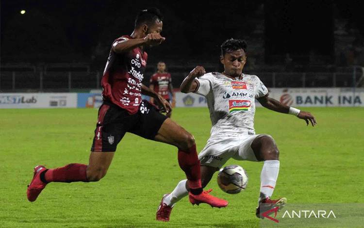 Pesepak bola Bali United Eky Taufik (kiri) berebut bola dengan pesepak bola Persija Jakarta Osvaldo Haay (kanan) pada pertandingan Liga 1 di Stadion I Gusti Ngurah Rai, Denpasar, Bali, Minggu (6/3/2022) malam. Bali United menang atas Persija Jakarta dengan skor 2-1. ANTARA FOTO/Nyoman Hendra Wibowo/wsj.