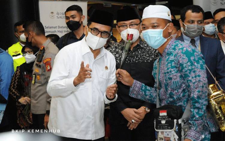 Menteri Perhubungan Budi Karya Sumadi (kiri) saat menyambut kepulangan jemaah haji gelombang pertama di Bandara Soekarno Hatta, Tangerang, Banten, pada Sabtu (16/7/2022) dini hari. (Kemenhub)