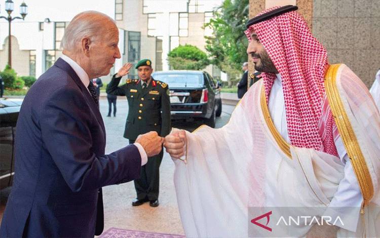 Putra Mahkota Arab Saudi Muhammad bin Salman (kanan) menyambut kedatangan Presiden Amerika Serikat Joe Biden di Istana Al Salman, di Jeddah, Arab Saudi, 15 Juli 2022. Bandar Algaloud/Saudi Royal Court/HO via REUTERS/as