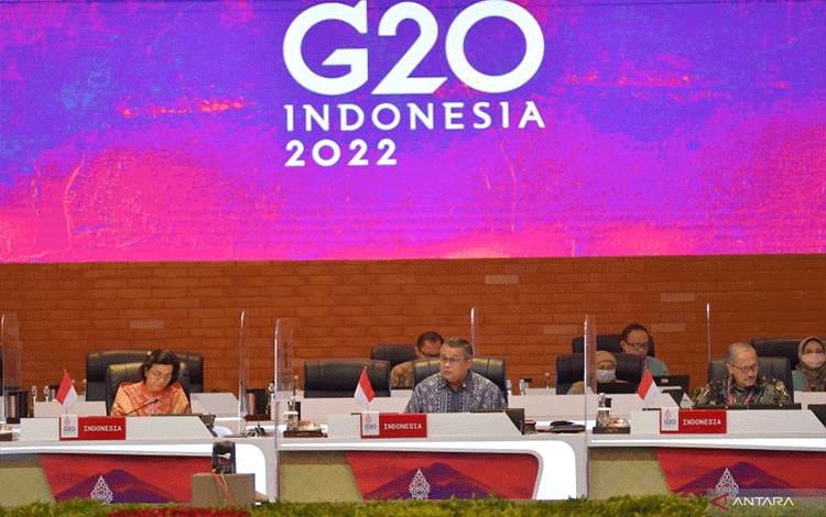 Gubernur Bank Indonesia Perry Warjiyo (tengah) bersama Menteri Keuangan Sri Mulyani Indrawati (kiri) dan Deputi Gubernur Bank Indonesia Dody Budi Waluyo (kanan) menyampaikan sambutan pada pertemuan hari kedua Menteri Keuangan dan Gubernur Bank Sentral (FMCBG) G20 di Nusa Dua, Bali, Sabtu (16/7/2022). Pertemuan pada hari kedua tersebut untuk melanjutkan pembahasan sejumlah agenda terkait ekonomi global dan keuangan. ANTARA FOTO/Nyoman Budhiana/foc.