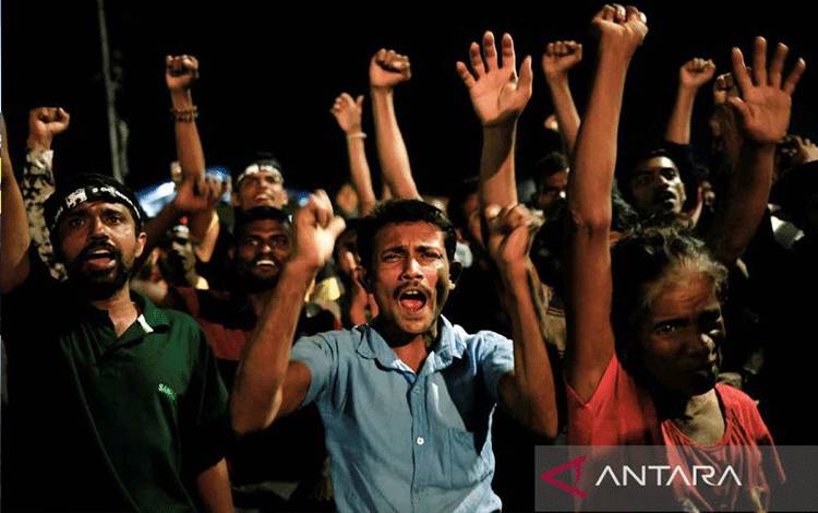 Orang-orang merayakan pengunduran diri Presiden Sri Lanka Gotabaya Rajapaksa di Kolombo, Sri Lanka, Kamis (14/7/2022). Rajapaksa mengundurkan diri dari jabatannya dan kabur ke Singapura di tengah krisis ekonomi yang melanda Sri Lanka. ANTARA FOTO/REUTERS/Adnan Abidi/rwa.