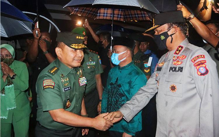 Jenderal TNI Dudung Abdurachman disambut Kapolda Kalteng Irjen Pol Nanang Avianto di Bandara Tjilik Riwut Palangka Raya, Sabtu sore, 16 Juli 2022. (FOTO : PARLIN TAMBUNAN)