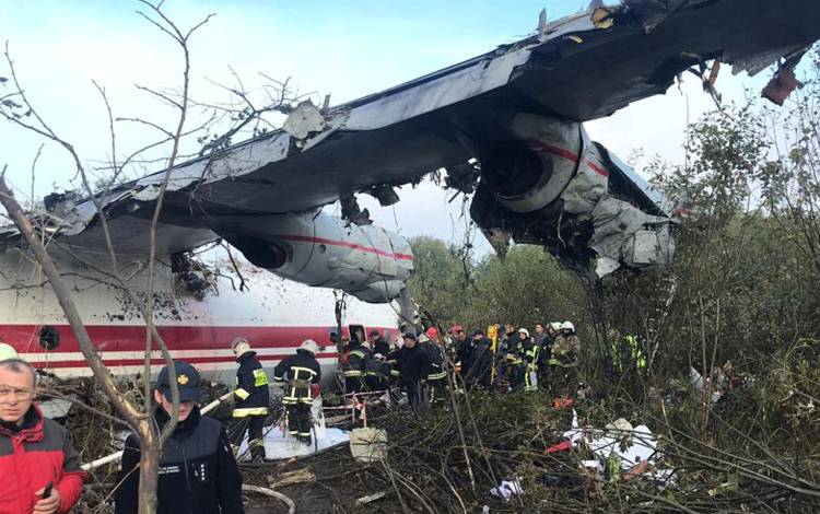 Pesawat kargo Antonov-12 yang mendarat darurat di Ukraina, Jumat (4/10/2019). (VIA REUTERS/Handout)