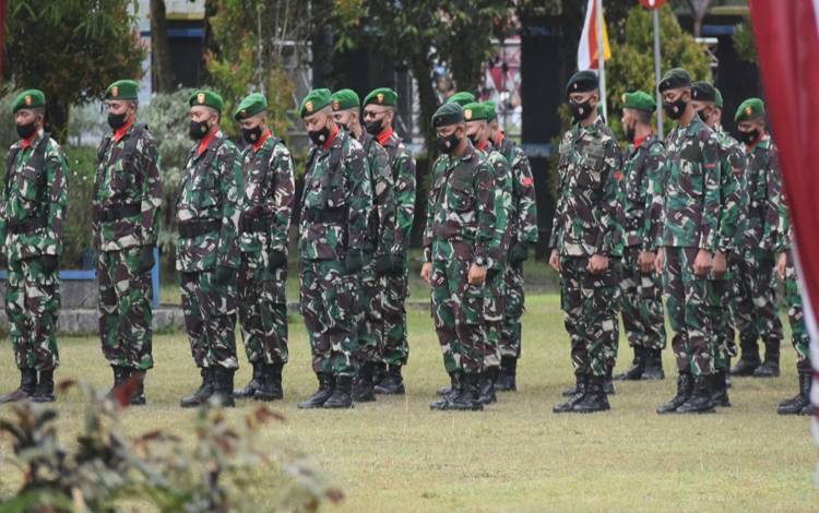Anggota TNI saat mengikuti upacara HUT Palangka Raya ke 65 tahun, Minggu 17 Juli 2022. (Foto: HENDRI) 