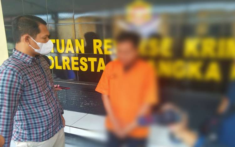 Kasatreskrim Polresta Palangka Raya Kompol Ronny M Nababan mengintrogasi tersangka, Minggu 17 Juli 2022. (FOTO : PARLIN TAMBUNAN)