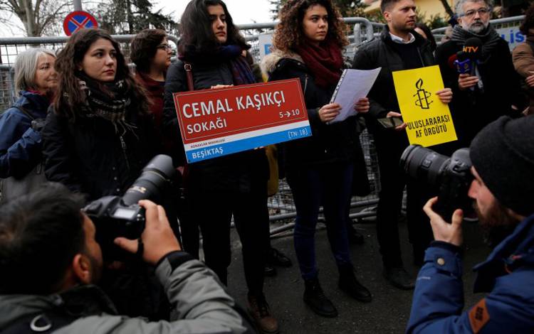 Para anggota Amnesty International Turki berunjuk rasa di depan Konsulat Arab Saudi di Turki pada 10 Januari 2019 untuk menandai hari ke-100 pembunuhan wartawan Saudi Jamal Khashoggi. (REUTERS/Murad Sezer)