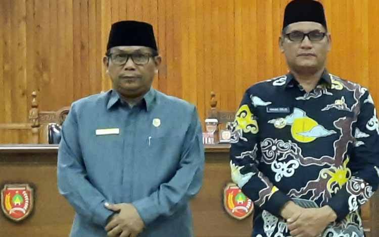Wakil Ketua II DPRD Kobar Bambang Suherman (kiri) bersama Pj Bupati Kobar Anang Dirjo. (FOTO : DANANG)