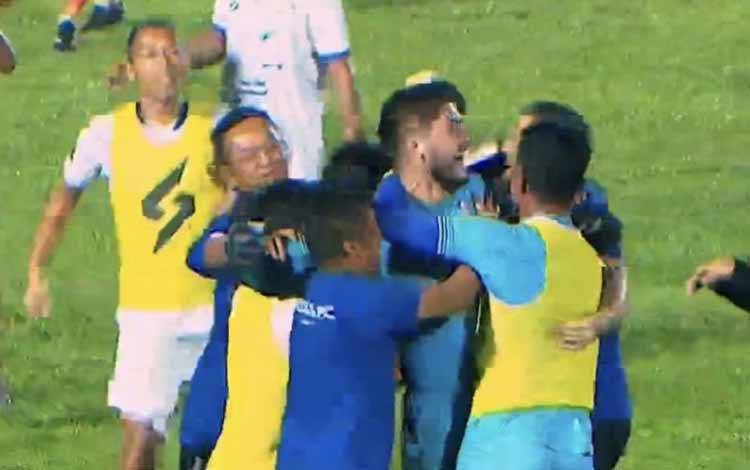 Sejumlah pemain Arema FC saling berpelukan usai merebut gelar juara Piala Presiden 2022 pada pentandingan di Stadion Segiri Samarinda (Arumanto)