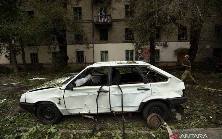Sebuah mobil rusak akibat serangan misil Rusia di Dnipro, Ukraina, Sabtu (16/7/2022). ANTARA FOTO/REUTERS/Mykola Synelnykov/foc.