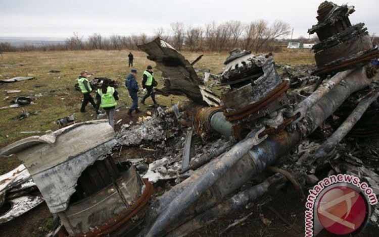 Dokumen - Penyelidik Belanda dan anggota Kementerian Darurat bekerja di lokasi jatuhnya pesawat Malaysia Airlines MH17 di dekat desa Hrabove, Donetsk, Ukraina timur, Minggu (16/11/2014). (REUTERS/Maxim Zmeyev)