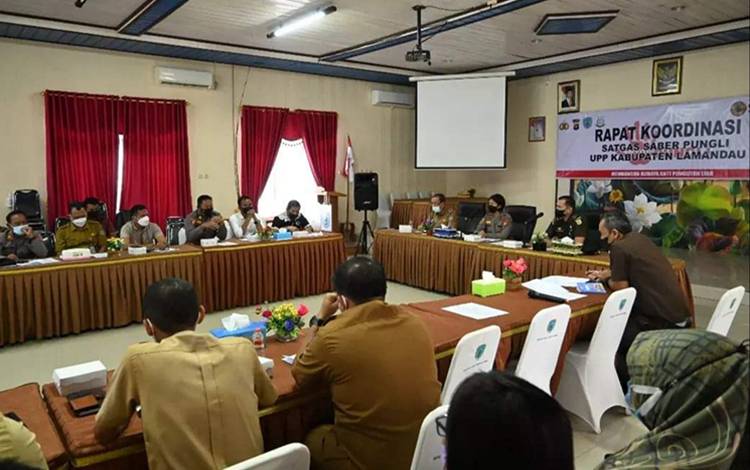 Wakapolres Lamandau Kompol Novalina Tarihoran saat memimpin rapat Tim Satuan Petugas Sapu Bersih Pungutan Liar Kabupaten Lamandau. (FOTO : HENDI NURFALAH)