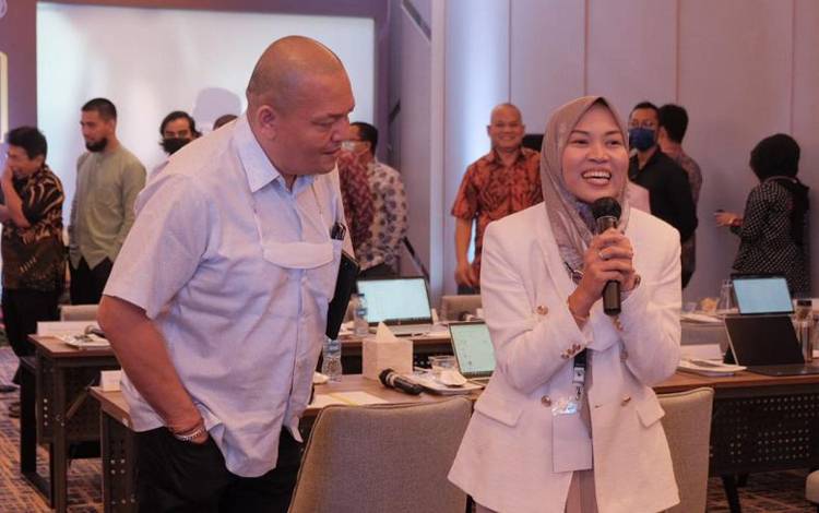 Deputi Bidang Industri dan Investasi Kementerian Pariwisata dan Ekonomi Kreatif Henky Manurung bersama salah satu peserta Islamic Creative Economy Founders Fund (ICEFF) 2022 di Fourpoint, Surabaya, Minggu (17/7/2022). ANTARA/HO-Kemenparekraf
