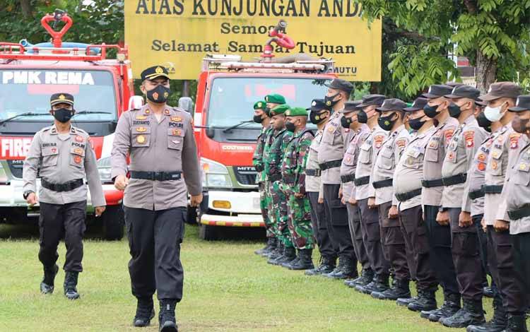 Wakapolres Barito Timur Kompol Zulyanto L Kramajaya memeriksa pasukan saat apel kesiapsiagaan personel maupun sarana-prasarana penanganan bencana karhutla maupun banjir di Barito Timur, Senin, 18 Juli 2022