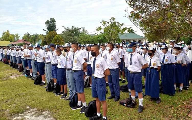 Pelajar SMP yang baru masuk ke tingkat SMA di salah satu sekolah Palangka Raya. (FOTO: TESTI PRISCILLA)