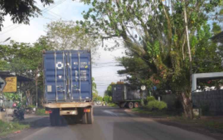 Angkutan besar peti kemas saat melintasi jalan dalam Kota Sampit. Sementara, Bupati Kotim Halikinnor mengeluarkan surat edaran agar pengusaha transportir segera mengubah plat kendaraanya menjadi KH
