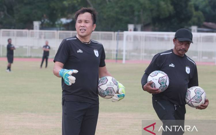 Pelatih kiper Persipura Jayapura Joice Sorongan (kiri) dalam sesi latihan di lapangan latihan Stadion Lukas Enembe (ANTARA/HO-Dokumen pribadi)