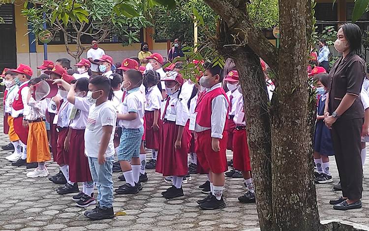 Anak-anak SD kelas 1 yang baru masuk setelah meninggalkan bangku taman kanak-kanak. (FOTO: TESTI PRISCILLA)