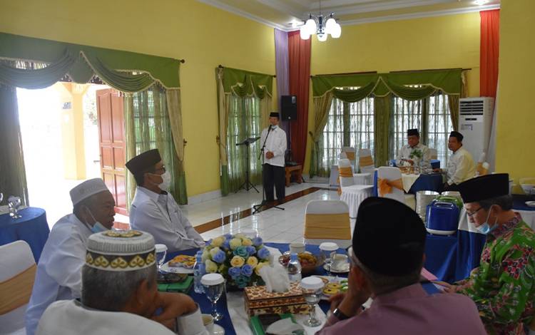 Ketua MUI Kapuas HM Nafiah Ibnor saat menyampaikan sambutan saat menerima kunjungan dari Pengurus MUI Kalteng. (MUI KAPUAS)