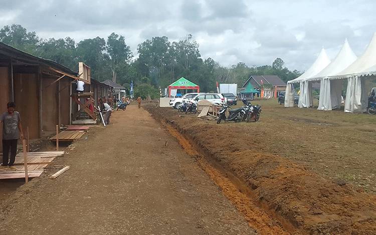 Sejumlah tenda stand pasar rakyat dan hiburan mulai didirikan dalam rangka HUT Kecamatan Bulik. (FOTO : HENDI NURFALAH)
