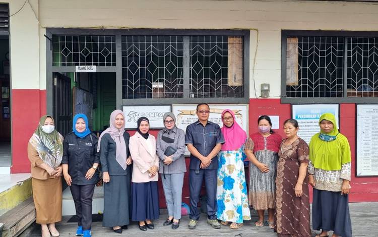Rombongan Komisi C DPRD Palangka Raya mengunjungi SDN 14 Palangka dan bertemu orang tua murid. (Foto: HENDRI)