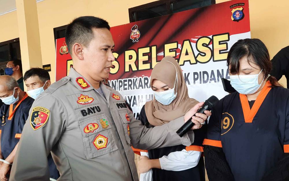 Kapolres Kobar AKBP Bayu Wicaksono saat mewawancarai tersangka NR, Rabu, 20 Juli 2022. (FOTO : DANANG)
