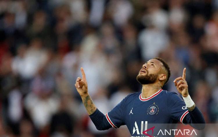 Pemain Paris St Germain, Neymar merayakan mencetak gol kedua mereka selama pertandingan Ligue 1 Paris St Germain vs Parc des Princes di Paris, Prancis, Minggu (8/5/2022). REUTERS/Gonzalo Fuentes/foc/sad. (REUTERS/GONZALO FUENTES)