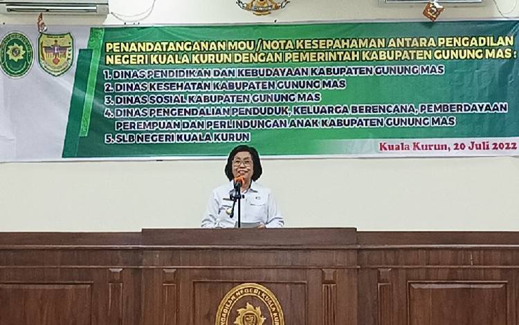 Wakil Bupati Gunung Mas Efrensia L.P Umbing saat membacakan sambutan Bupati Jaya S Monong dalam acara penandatanganan MoU pemkab Gumas dengan Pengadilan Negeri Kuala Kurun. (FOTO: RISKA YULYANA)
