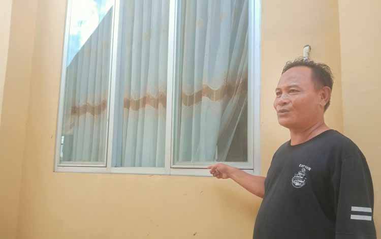 Penjaga Gereja, Milo Tandang menunjukan tempat pencuri masuk melewati jendela samping Gereja Sion, Kamis 21 Juli 2022. (FOTO : PARLIN TAMBUNAN)
