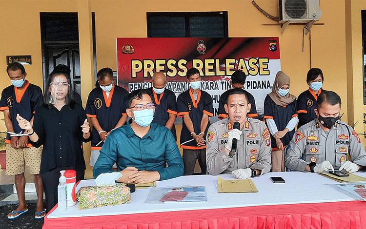 Kapolres Kobar AKBP Bayu Wicaksono saat menggelar jumpa pers, terkait beberapa kasus termasuk kasus pencabulan anak bawah umur. (FOTO : DANANG)