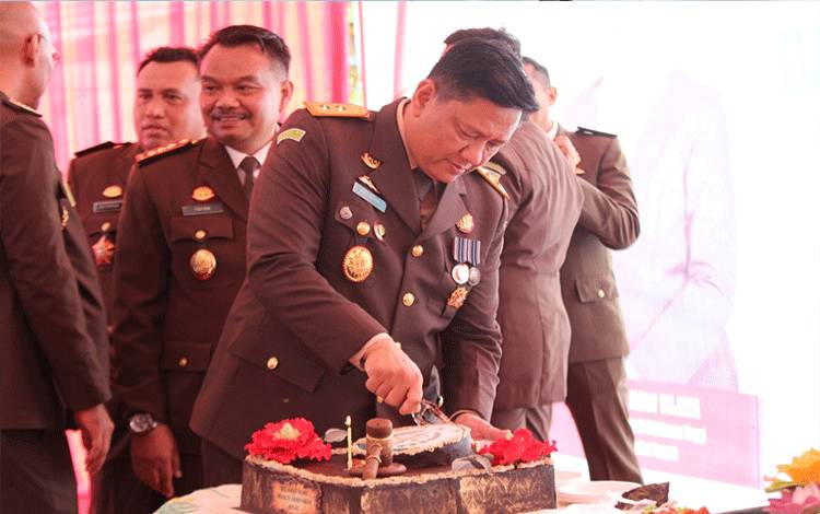 Kepala Kejaksaan Tinggi Kalteng Iman Wijaya melakukan pemotongan Kue Ulang Tahun HBA ke-62-Jumat, 22 Juli 2022.