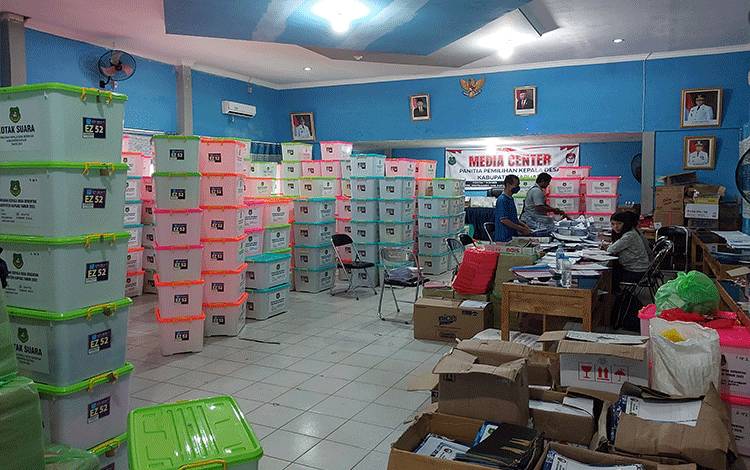 Logistik Pilkades serentak Kabupaten Kapuas yang akan didistribusikan, bertempat di Kantor DPMD Kapuas. (FOTO: DODI)