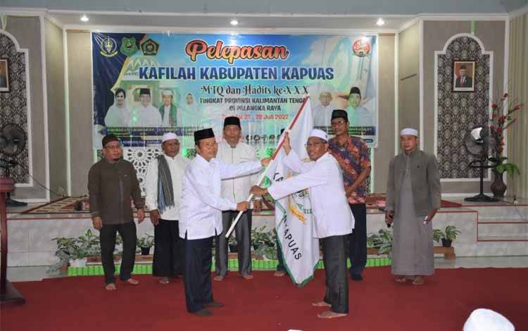 Wakil Bupati Kapuas HM Nafiah Ibnor melepas simbolis Kafilah Kabupaten Kapuas untuk mengikuti MTQ tingkat Provinsi Kalteng. (FOTO: LPTQ KAPUAS)