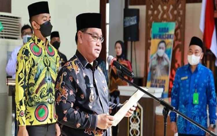 Bupati Kotim Halikinnor saat menyampaikan sambutan pada kegiatan pelepasan kafilah MTQ Se-Kalteng. (Foto Pemkab Kotim)