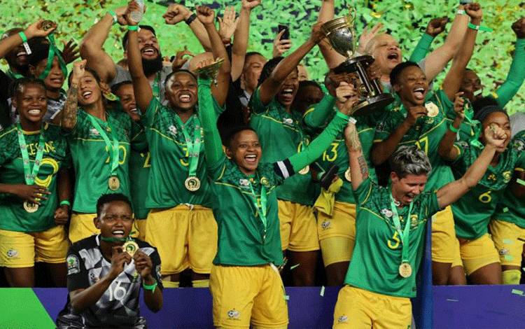 Para pemain timnas putri Afrika Selatan mengangkat trofi juara Piala Afrika setelah memenangkan final Women's Africa Cup of Nations 2022 antara Maroko dan Afrika Selatan di Prince Moulay Abdellah Stadium di Rabat pada 23 Juli 2022. (AFP/FADEL SENNA)
