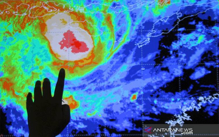 Ilustrasi - Petugas Badan Meteorologi Klimatologi Geofisika (BMKG) mengamati pergerakan siklon tropis Seroja melalui citra satelit Himawari di Stasiun Klimatologi BMKG Karangploso, Malang, Jawa Timur, Selasa (6/4/2021). ANTARA FOTO/Ari Bowo Sucipto/aww.
