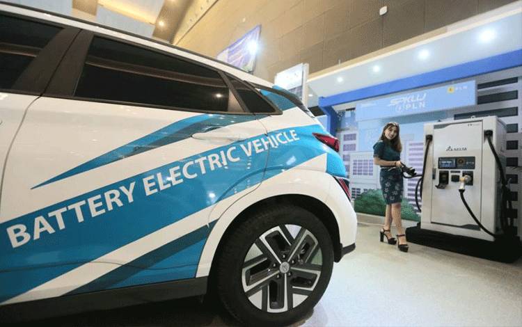 Booth PLN di pameran Periklindo Electric Vehicle Show (PEVS) 2022 yang dihelat di JIExpo Kemayoran, Jakarta, Jumat (22/7/2022) (ANTARA/HO)