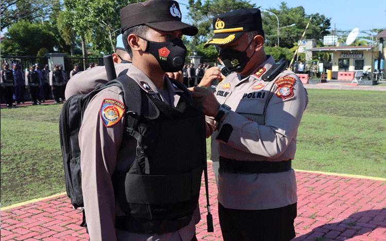 Kapolres Kapuas AKBP Qori Wicaksono saat cek kesiapan personel dan pasang tanda pengamanan Pilkades serentak tahun 2022. (FOTO: POLRES KAPUAS)