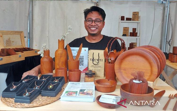 Pendiri PT Anakayu Bangun Nusantara Irfan Adi Siswanto memperkenalkan produk UMKM Uleen di acara Gerakan Nasional Bangga Buatan Indonesia (Gernas BBI) Kalimantan Selatan. ANTARA/Aditya Ramadhan.  