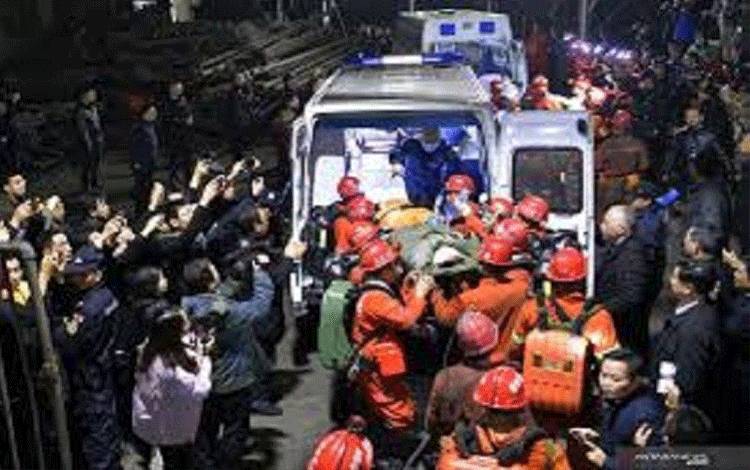 Arsip - Tim penyelamat memindahkan seorang korban selamat ke sebuah ambulans di tambang batu bara Shanmushu milik Sichuan Coal Industry Group, menyusul banjir di tambang tersebut, di Yibin, provinsi Sichuan, China, 18 Desember 2019. (ANTARA/China Daily via Reuters/wsj/cfo)