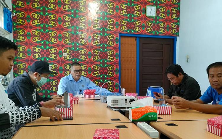 Direktur PDAM Kota Palangka Raya, Budi Harjono bertemu awak media. (FOTO: ISTIMEWA)