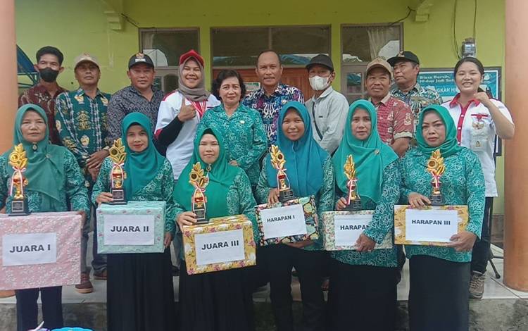 Camat Kapuas Kuala Inop bersama dengan para pemenang lomba paduan suara seusai penyerahan hadiah dan piala di depan kantor Desa Wargo Mulyo. (FOTO: DODI)