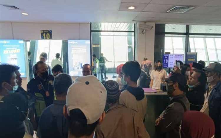 Calon penumpang Nam Air meminta keterangan petugas di Bandara Juanda, Surabaya, terkait dibatalkannya penerbangan (FOTO: ISTIMEWA)