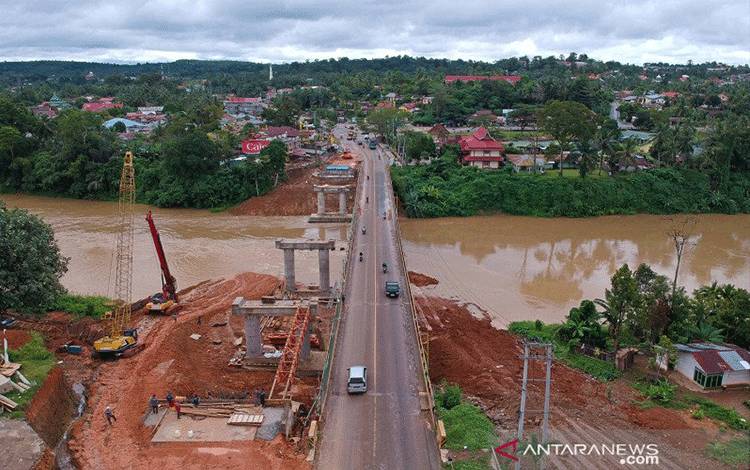 Ilustrasi - Proyek Jembatan Merangin 2, Jambi, Minggu (7/3/2021) yang dibiayai APBN. ANTARA FOTO/Wahdi Septiawan/rwa.