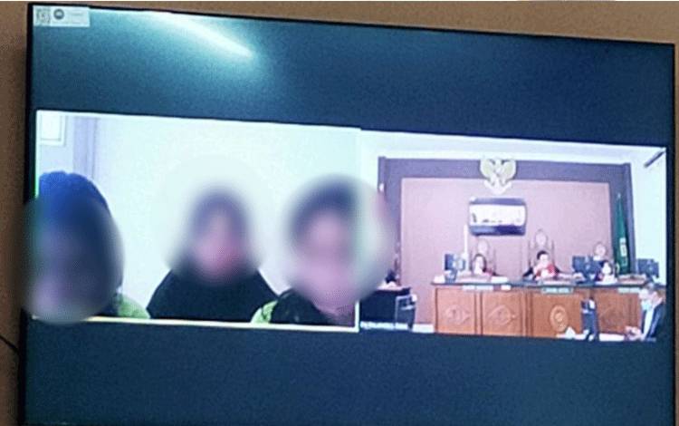 Ketiga Terdakwa saat menjalani sidang virtual di Pengadilan Negeri Palangka Raya.