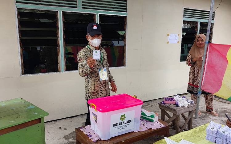 Suasana saat tahapan Pemungutan suara Pilkades di TPS 05 Desa Pulau Telo, Kecamatan Selat, Selasa, 26 Juli 2022. (FOTO: DODI)