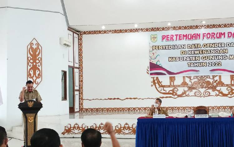 Sekretaris Daerah Kabupaten Gunung Mas Yansiterson saat membuka kegiatan  pertemuan forum data terkait penyediaan data gender dan anak di GPU Damang Batu Kuala Kurun pada Selasa 26 Juli 2022. (FOTO: RISKA YULYANA) 